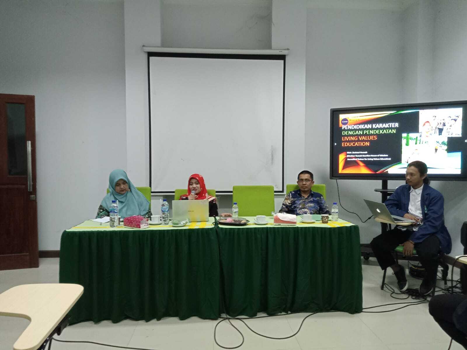 Kuliah Tamu Memulihkan Pendidikan Karakter: Mengadopsi Living Values Education untuk Masa Depan yang Lebih Cerah